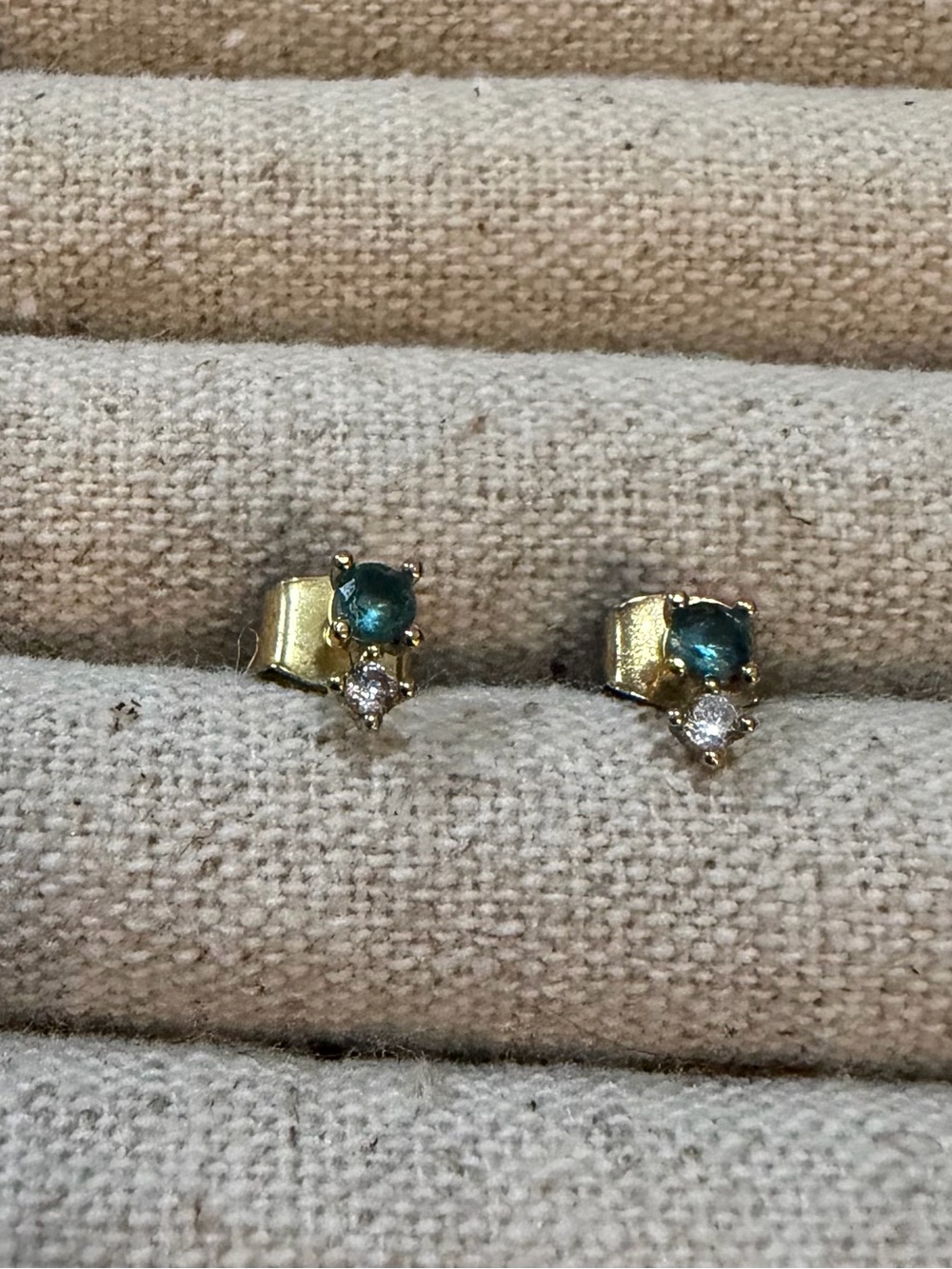 Gold-Setting Emerald Green and Clear Crystal Stud Earrings - Picture 4 of 6